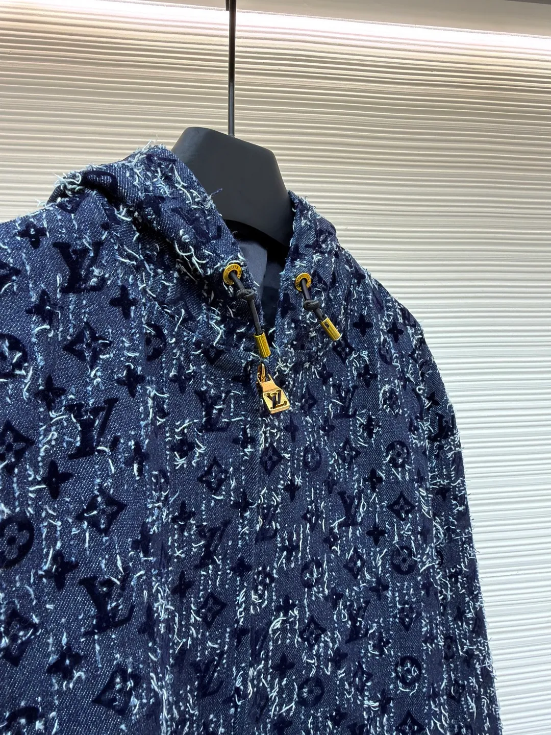 LOUIS VUITTON hooded denim jacket with velvet print ●Original version: Purchased and developed for 31500 ●Item number: 1681055-C55 ●Fabric: Retro siro jacquard exposed gauze fabric ●Technology: Heavy jacquard tassel production ●Version: Fitted version ●Weight: about 1255 grams ●Size: 46-48-50-52 ●Description: Vintage siro jacquard exposed gauze fabric, which is washed and polished with sand and gravel to form an aged texture, with an overly natural color. Heavy jacquard fringe craftsmanship creates the ultimate artistic sense. You can see how complicated the craftsmanship is when you look at the real thing. The hem leather tag has an iron mold pattern in the opposite color, and is made of genuine first-layer cowhide suede, which distinguishes it from the vague versions on the market. The lacquered copper bright lettering is clear and delicate, environmentally friendly, fixed and spray-dyed. The inner sewing barrel is threaded and hemmed. The workmanship is fine and perfectly restored. It instantly beats all versions on the market. The overall wiring is straight and delicate, the fabric is comfortable and soft, and the color is consistent without color difference. It can be matched with the same style to create a fashionable look and control various occasions. Customized accessories, complete with three standards, same style for men and women!